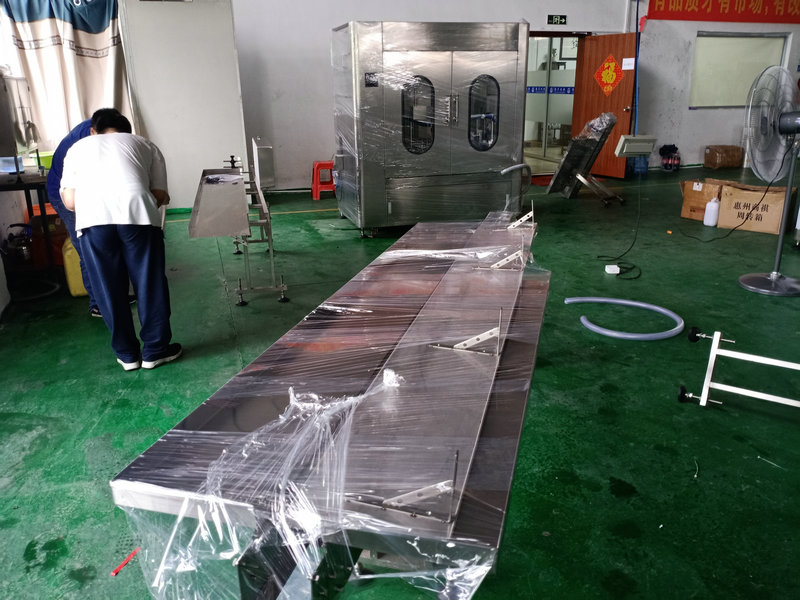 自動(dòng)液體灌裝機(jī)與市場同步走，滿足快捷式出產(chǎn)